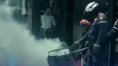 Reportan incendio de conexión eléctrica de alta tensión en Sabana Grande: bomberos controlan las llamas Reportan incendio de conexión eléctrica de alta tensión en Sabana Grande: bomberos controlan las llamas