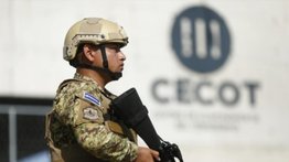 Familias de los migrantes venezolanos encarcelados en El Salvador presentan denuncia ante el CIDH