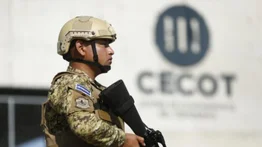 Familias de los migrantes venezolanos encarcelados en El Salvador presentan denuncia ante el CIDH