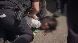 Policía inmoviliza contra el piso a una adolescente migrante en Massachusetts: su madre fue arrestada por el ICE