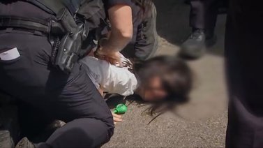 Policía inmoviliza contra el piso a una adolescente migrante en Massachusetts: su madre fue arrestada por el ICE