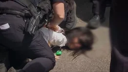 Policía inmoviliza contra el piso a una adolescente migrante en Massachusetts: su madre fue arrestada por el ICE