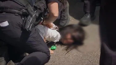 Policía inmoviliza contra el piso a una adolescente migrante en Massachusetts: su madre fue arrestada por el ICE