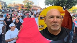 Asesinan a tiros al periodista peruano Raúl Celis López: crimen desata protestas masivas en Iquitos