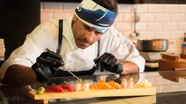 De la élite culinaria a las fiestas de Neymar: El chef que triunfa en Barcelona con su sushi