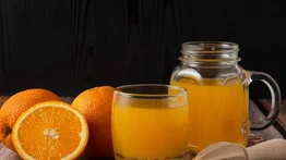 Despídete de las manchas en la piel con esta mascarilla a base de jugo de naranja