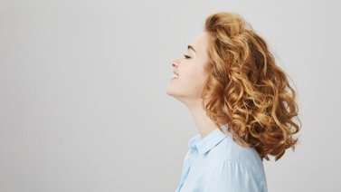 Consigue que luzca suave y sano: claves para cuidar y mantener el cabello ondulado 