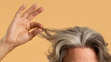Aprende a eliminar las canas con hielo y aceite de coco