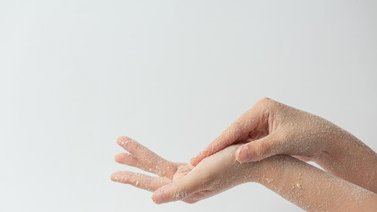 Exfoliante de azúcar y miel para las manos: así debes utilizarlo