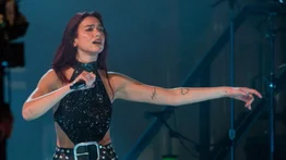 Dua Lipa conquista Madrid y canta en español al ritmo de Enrique Iglesias