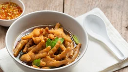Sopa de pata de pollo: 5 beneficios poco conocidos y milagrosos para tu salud