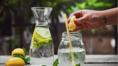 Así cambiará tu cuerpo si tomas agua tibia con limón en ayunas: ¡prepárala! Así cambiará tu cuerpo si tomas agua tibia con limón en ayunas: ¡prepárala!