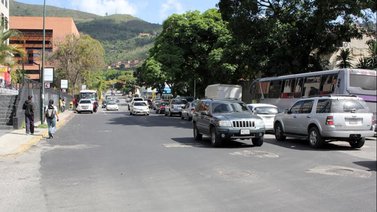 Implementan nueva normativa para estacionar en Las Minas de Baruta: removerán vehículos si incumplen horarios