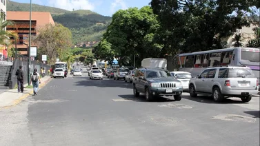 Implementan nueva normativa para estacionar en Las Minas de Baruta: removerán vehículos si incumplen horarios
