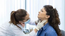 Cambios en la voz y dolor en el cuello: síntomas del cáncer de tiroides