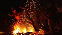 Mujer muere tras ritual religioso: espiritista la roció con gasolina para sacarle unos piojos y granos