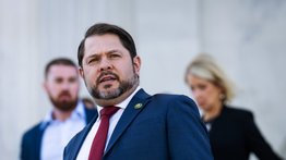 Senador de Arizona presenta propuesta de reforma migratoria: busca aumentar la emisión de visas y Green Card