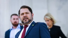 Senador de Arizona presenta propuesta de reforma migratoria: busca aumentar la emisión de visas y Green Card