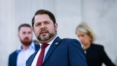 Senador de Arizona presenta propuesta de reforma migratoria: busca aumentar la emisión de visas y Green Card