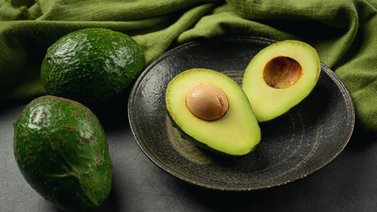 Alisa el cabello con aguacate y limón: aprende a preparar la mascarilla
