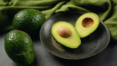 Alisa el cabello con aguacate y limón: aprende a preparar la mascarilla
