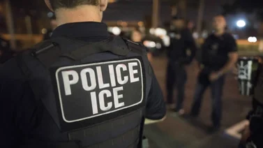 Ciudadanos impiden arresto de una madre y su hija por el ICE: "no se la llevarán sin pelear"