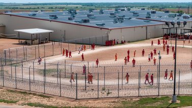 Migrantes venezolanos detenidos en Texas piden ser deportados: sostenien carteles con frases de ayuda