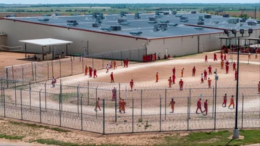 Migrantes venezolanos detenidos en Texas piden ser deportados: sostenien carteles con frases de ayuda