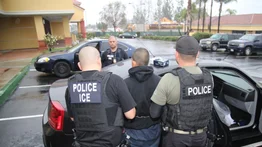 Inmigrante fue detenido violentamente por el ICE al salir de una iglesia: todo ante los ojos de su familia