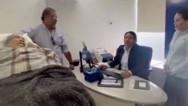 Mujer de 96 años llega en camilla a cobrar su pensión: fue obligada por un banco en México