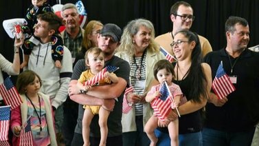 Trump ofrece refugio a un grupo de "afrikaners": en paralelo deporta a inmigrantes latinos