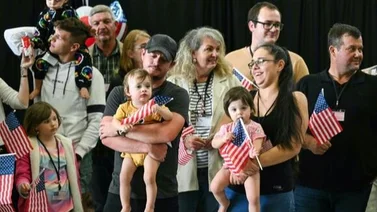 Trump ofrece refugio a un grupo de "afrikaners": en paralelo deporta a inmigrantes latinos