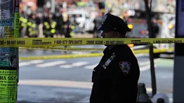 Hombre ataca con un cuchillo a policías tras disputa doméstica: fallece durante el enfrentamiento