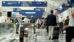 Este pequeño aparato electrónico podría ocasionar una tragedia durante un vuelo: autoridades internacionales toman medidas