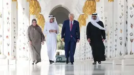 En video: Emiratos Árabes recibe a Donald Trump con la danza del cabello
