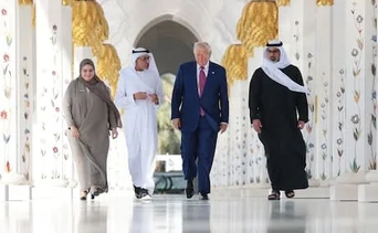 En video: Emiratos Árabes recibe a Donald Trump con la danza del cabello