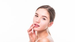 ¿Tienes los labios resecos? Aprende a preparar un hidratante natural en tres pasos