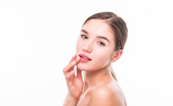 ¿Tienes los labios resecos? Aprende a preparar un hidratante natural en tres pasos