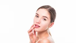 ¿Tienes los labios resecos? Aprende a preparar un hidratante natural en tres pasos