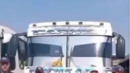 Chofer de autobús es sancionado por irrespetar a un adulto mayor: le suspenden la licencia de conducir