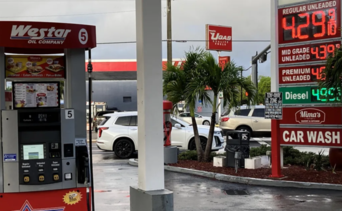Consumidores denuncian cargos ocultos en gasolineras de Florida: hasta un dólar extra por galón y esta sería la razón