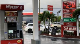 Consumidores denuncian cargos ocultos en gasolineras de Florida: hasta un dólar extra por galón y esta sería la razón