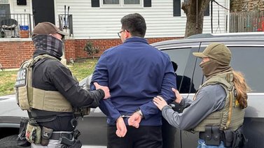 Agentes enmascarados del ICE arrestan a un hombre sin orden judicial: rompen los vidrios al vehículo del  inmigrante