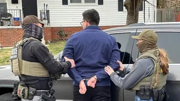 Agentes enmascarados del ICE arrestan a un hombre sin orden judicial: rompen los vidrios al vehículo del  inmigrante