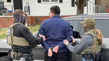 Agentes enmascarados del ICE arrestan a un hombre sin orden judicial: rompen los vidrios al vehículo del  inmigrante