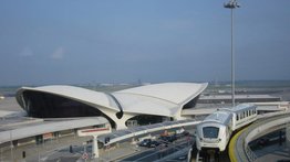 Maleta de un pasajero se incendia y causa pánico en aeropuerto de Nueva York: un cargador portátil sería la causa