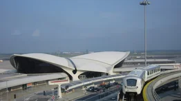 Maleta de un pasajero se incendia y causa pánico en aeropuerto de Nueva York: un cargador portátil sería la causa