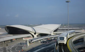 Maleta de un pasajero se incendia y causa pánico en aeropuerto de Nueva York: un cargador portátil sería la causa