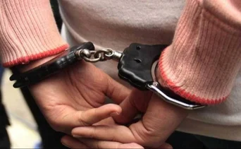 Mujer mata a golpes a su hija de siete años: se niega a comparecer en un juicio