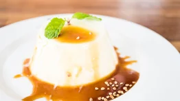 Aprende a preparar este postre de coco sin azúcar y menos de seis ingredientes